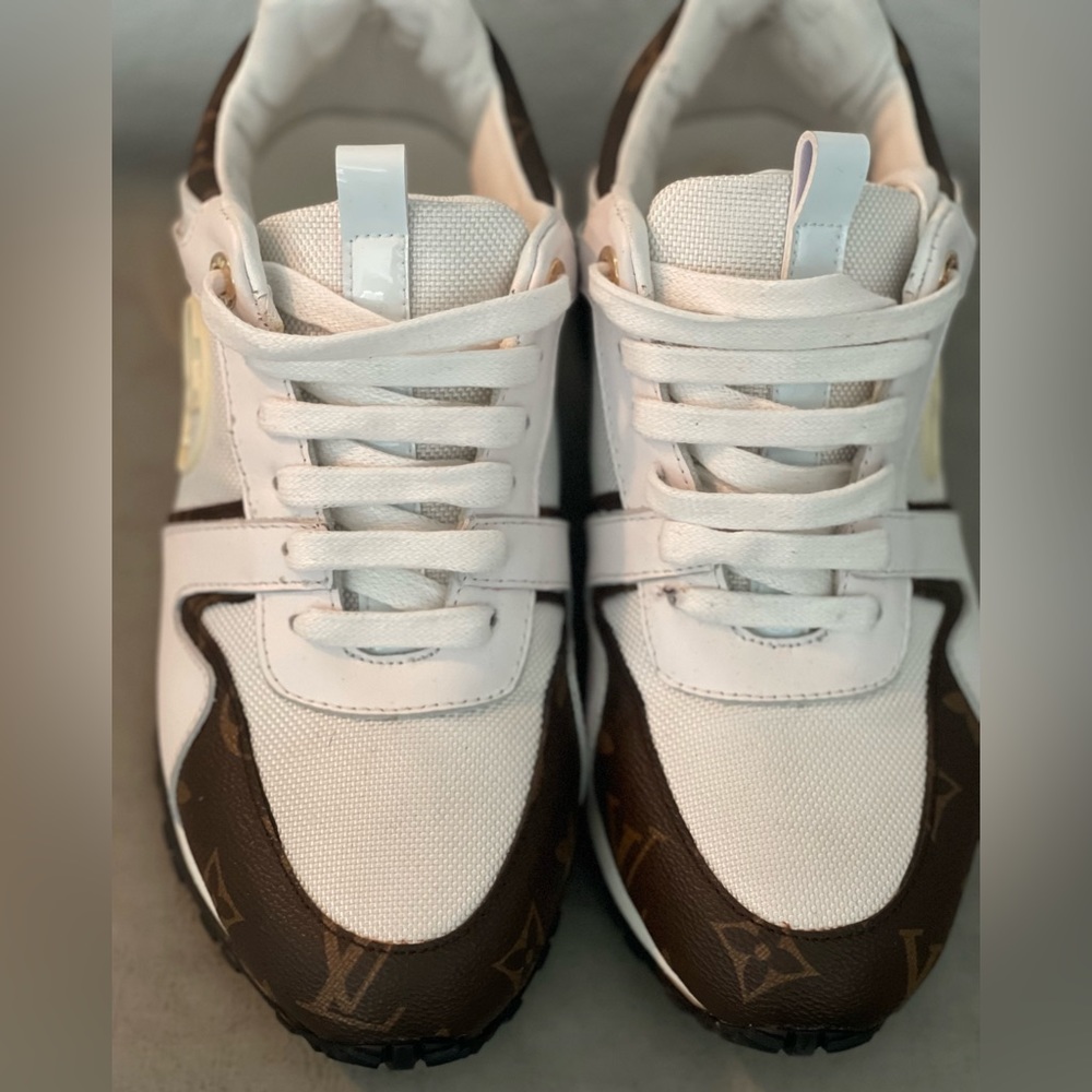 Size 6.5. Narrow fit.
